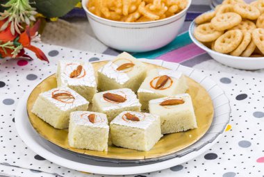 Hint tatlı gıda Badam Barfi da biliyorum olarak Kaymaklı, barfee, Mawa Barfi, Mava barfi, Badem Sweet, khoya Burfi Hint popüler tatlı yapılmış, Hindistan cevizi, Mawa, süt ve şeker