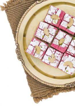 Hint tatlı Dryfruit Barfi da biliyorum olarak kaju barfi, Kaymaklı, barfee, Mawa Barfi, Mava barfi, khoya Burfi Hint popüler tatlı yapılmış, Hindistan cevizi, Mawa, süt ve şeker beyaz arka plan üzerinde izole