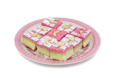 Hint tatlı Dryfruit Barfi da biliyorum olarak kaju barfi, Kaymaklı, barfee, Mawa Barfi, Mava barfi, khoya Burfi Hint popüler tatlı yapılmış, Hindistan cevizi, Mawa, süt ve şeker beyaz arka plan üzerinde izole