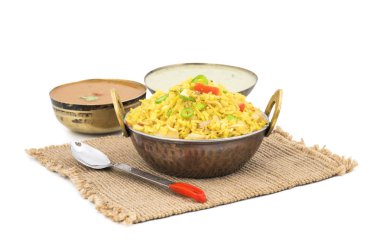 Hint kahvaltı yemek Poha de biliyorum Pohe veya Aalu poha dayak pirinç veya pirinç basık yapılmış olarak. Pirinç gevreği hafifçe hardal, soğuk, soğan, köri yaprakları ve zerdeçal yağda kızarmış