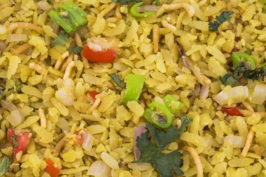 Hint kahvaltı yemek Poha de biliyorum Pohe veya Aalu poha dayak pirinç veya pirinç basık yapılmış olarak. Pirinç gevreği hafifçe hardal, soğuk, soğan, köri yaprakları ve zerdeçal yağda kızarmış