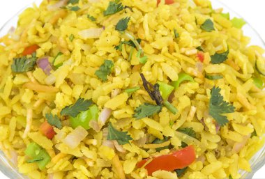 Hint kahvaltı yemek Poha de biliyorum Pohe veya Aalu poha dayak pirinç veya pirinç basık yapılmış olarak. Pirinç gevreği hafifçe hardal, soğuk, soğan, köri yaprakları ve zerdeçal yağda kızarmış