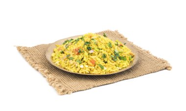 Hint kahvaltı yemek Poha de biliyorum Pohe veya Aalu poha dayak pirinç veya pirinç basık yapılmış olarak. Pirinç gevreği hafifçe hardal, soğuk, soğan, köri yaprakları ve zerdeçal yağda kızarmış