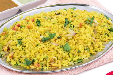 Hint kahvaltı yemek Poha de biliyorum Pohe veya Aalu poha dayak pirinç veya pirinç basık yapılmış olarak. Pirinç gevreği hafifçe hardal, soğuk, soğan, köri yaprakları ve zerdeçal yağda kızarmış