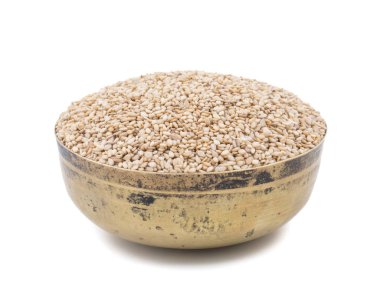 Doğal Susam da Hindistan'da beyaz arka plan üzerinde izole Til bilmek gibi