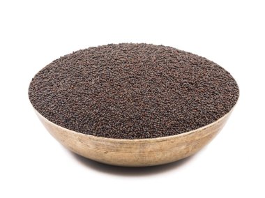 Beyaz arka plan üzerinde izole kahverengi hardal tohumu Rai baharat olarak da