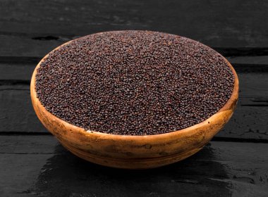 Kahverengi hardal tohumu ayrıca ahşap masa üzerinde Rai baharat olarak biliyorum.