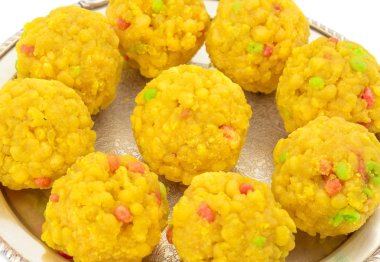 Laddu Ayrıca laddo olan tatlılar Hint Festivaller popüler top şeklinde laddoo gidecektir, biliyorum. Laddu un, kıyılmış hamur ve şeker diğer malzemelerle yapılır. Beyaz arka plan üzerinde laddu