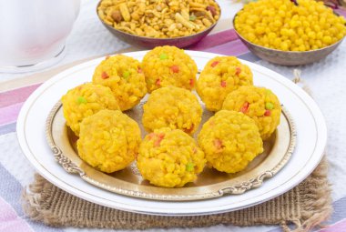 Laddu laddoo, laddo, laddo olarak da bilinir. Hint festivallerinde top şeklinde şekerler popülerdir. Laddu un, kıyma ve diğer malzemelerle birlikte şekerden yapılır.