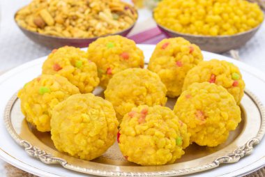 Laddu laddoo, laddo, laddo olarak da bilinir. Hint festivallerinde top şeklinde şekerler popülerdir. Laddu un, kıyma ve diğer malzemelerle birlikte şekerden yapılır.