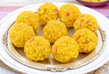 Laddu laddoo, laddo, laddo olarak da bilinir. Hint festivallerinde top şeklinde şekerler popülerdir. Laddu un, kıyma ve diğer malzemelerle birlikte şekerden yapılır.
