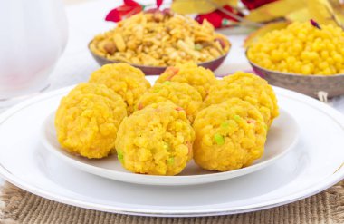 Laddu laddoo, laddo, laddo olarak da bilinir. Hint festivallerinde top şeklinde şekerler popülerdir. Laddu un, kıyma ve diğer malzemelerle birlikte şekerden yapılır.