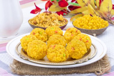 Laddu laddoo, laddo, laddo olarak da bilinir. Hint festivallerinde top şeklinde şekerler popülerdir. Laddu un, kıyma ve diğer malzemelerle birlikte şekerden yapılır.