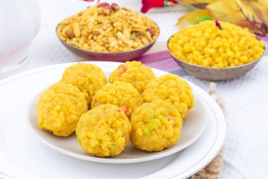 Laddu laddoo, laddo, laddo olarak da bilinir. Hint festivallerinde top şeklinde şekerler popülerdir. Laddu un, kıyma ve diğer malzemelerle birlikte şekerden yapılır.