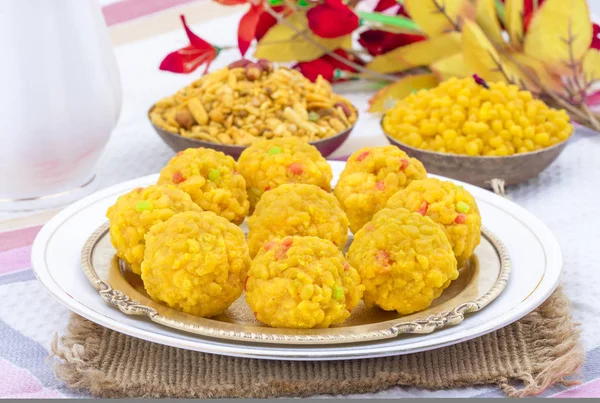 Laddu laddoo, laddo, laddo olarak da bilinir. Hint festivallerinde top şeklinde şekerler popülerdir. Laddu un, kıyma ve diğer malzemelerle birlikte şekerden yapılır.
