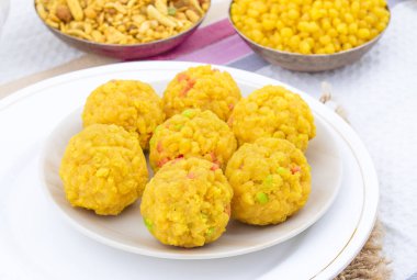 Laddu laddoo, laddo, laddo olarak da bilinir. Hint festivallerinde top şeklinde şekerler popülerdir. Laddu un, kıyma ve diğer malzemelerle birlikte şekerden yapılır.