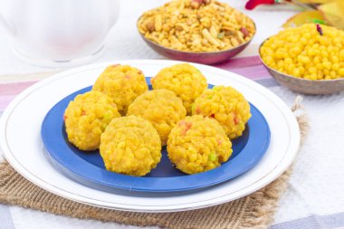 Laddu laddoo, laddo, laddo olarak da bilinir. Hint festivallerinde top şeklinde şekerler popülerdir. Laddu un, kıyma ve diğer malzemelerle birlikte şekerden yapılır.