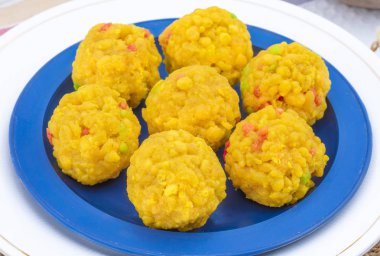 Laddu laddoo, laddo, laddo olarak da bilinir. Hint festivallerinde top şeklinde şekerler popülerdir. Laddu un, kıyma ve diğer malzemelerle birlikte şekerden yapılır.