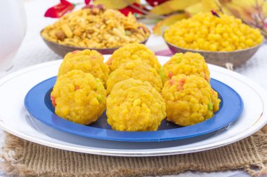 Laddu laddoo, laddo, laddo olarak da bilinir. Hint festivallerinde top şeklinde şekerler popülerdir. Laddu un, kıyma ve diğer malzemelerle birlikte şekerden yapılır.