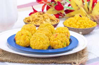 Laddu laddoo, laddo, laddo olarak da bilinir. Hint festivallerinde top şeklinde şekerler popülerdir. Laddu un, kıyma ve diğer malzemelerle birlikte şekerden yapılır.