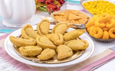 Gujiya veya Gujia suji, Maida veya buğday unu ile yapılan ve khoya ile doldurulmuş bir Hint tatlı hamur tatlısı var. Kuzey Hindistan, özellikle Bihar, Uttar Pradesh, Madhya Pradesh veya Rajasthan yaygındır