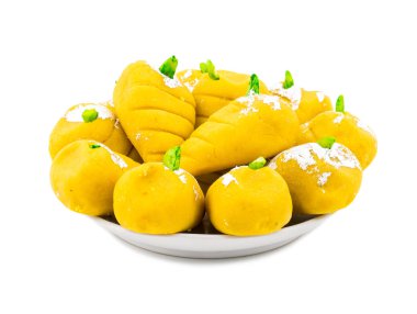 Hint tatlı gıda Mango Mawa Pedha veya beyaz arka plan üzerinde izole Peda