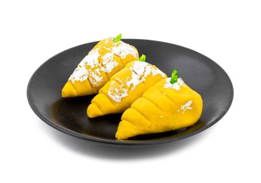 Hint tatlı gıda Mango Mawa Pedha veya beyaz arka plan üzerinde izole Peda