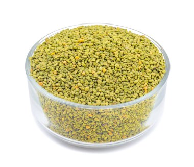 Hindistan 'da Methi Tohumları olarak da bilinen Yeşil Fenugreek tohumları Beyaz Arkaplanda izole edildi