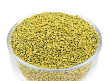 Hindistan 'da Methi Tohumları olarak da bilinen Yeşil Fenugreek tohumları Beyaz Arkaplanda izole edildi