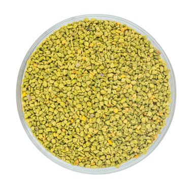 Hindistan 'da Methi Tohumları olarak da bilinen Yeşil Fenugreek tohumları Beyaz Arkaplanda izole edildi