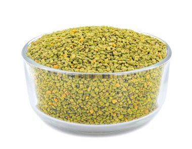 Hindistan 'da Methi Tohumları olarak da bilinen Yeşil Fenugreek tohumları Beyaz Arkaplanda izole edildi