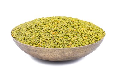 Hindistan 'da Methi Tohumları olarak da bilinen Yeşil Fenugreek tohumları Beyaz Arkaplanda izole edildi