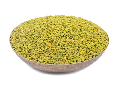 Hindistan 'da Methi Tohumları olarak da bilinen Yeşil Fenugreek tohumları Beyaz Arkaplanda izole edildi