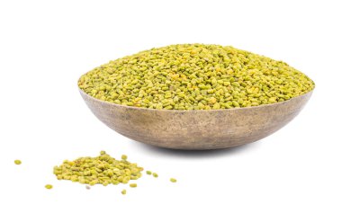 Hindistan 'da Methi Tohumları olarak da bilinen Yeşil Fenugreek tohumları Beyaz Arkaplanda izole edildi