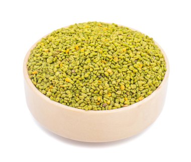 Hindistan 'da Methi Tohumları olarak da bilinen Yeşil Fenugreek tohumları Beyaz Arkaplanda izole edildi