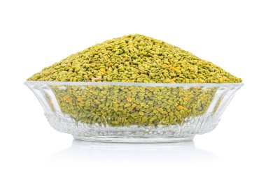 Hindistan 'da Methi Tohumları olarak da bilinen Yeşil Fenugreek tohumları Beyaz Arkaplanda izole edildi