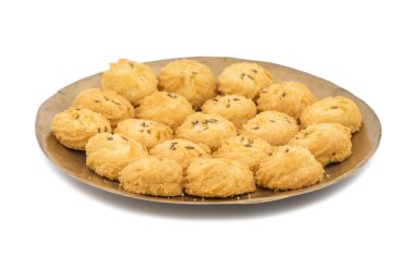 Tuzlu lezzet küçük kimyon çerezleri veya bisküvi servis tabak da Nan yanvar veya Jeera kurabiye olarak çay zamanı Snack geldi. Küçük tatlı ve küçük beyaz arka plan üzerinde izole tuzlu
