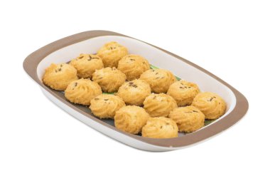 Tuzlu lezzet küçük kimyon çerezleri veya bisküvi de Nan yanvar veya Jeera kurabiye olarak çay zamanı Snack geldi. Küçük tatlı ve küçük beyaz arka plan üzerinde izole tuzlu