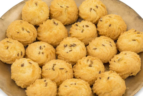 塩風味小さなクミン クッキーやビスケットがプレートを Nan Khatai または Jeera クッキーとしても知っておくにて ティータイムのおやつ 少し甘く 少し塩辛い白背景に分離 — ストック写真