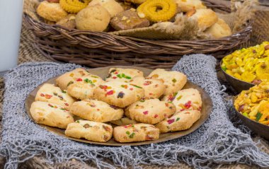 Lezzetli Tutti Frutti Kurabiyeleri veya Bisküviler Klasik Arkaplanda Şekerli Meyveli Kurabiyeler olarak da bilinir.