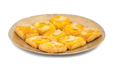 Özel taze tatlı kaşu fındık tanımlama bilgilerini veya bisküvi servis tabak da olduğu gibi Hindistan Nan yanvar, Kaju çerez veya Kaju beyaz arka plan üzerinde izole bisküvi