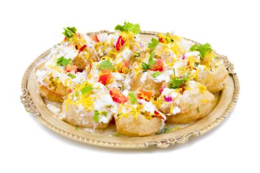 Hint tatlı ve baharatlı Chaat parca Dahi Puri da denilen Dahi Soliman.rwash Puri, Golgappe, Dahi Bhalle, Gol Gappa veya Dahipuri dolması ile patates, yoğurt, Sev, kişniş, Hint turşusu beyaz arka plan üzerinde izole