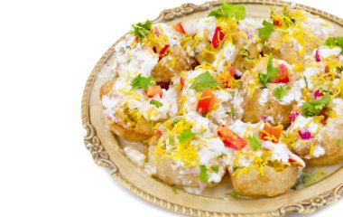 Hint tatlı ve baharatlı Chaat parca Dahi Puri da denilen Dahi Soliman.rwash Puri, Golgappe, Dahi Bhalle, Gol Gappa veya Dahipuri dolması ile patates, yoğurt, Sev, kişniş, Hint turşusu beyaz arka plan üzerinde izole