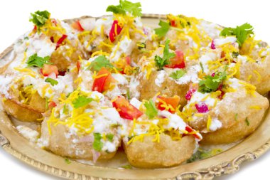 Hint tatlı ve baharatlı Chaat parca Dahi Puri da denilen Dahi Soliman.rwash Puri, Golgappe, Dahi Bhalle, Gol Gappa veya Dahipuri dolması ile patates, yoğurt, Sev, kişniş, Hint turşusu beyaz arka plan üzerinde izole