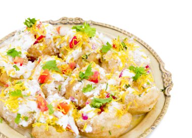 Hint tatlı ve baharatlı Chaat parca Dahi Puri da denilen Dahi Soliman.rwash Puri, Golgappe, Dahi Bhalle, Gol Gappa veya Dahipuri dolması ile patates, yoğurt, Sev, kişniş, Hint turşusu beyaz arka plan üzerinde izole