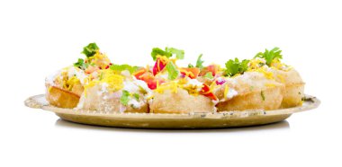 Hint tatlı ve baharatlı Chaat parca Dahi Puri da denilen Dahi Soliman.rwash Puri, Golgappe, Dahi Bhalle, Gol Gappa veya Dahipuri dolması ile patates, yoğurt, Sev, kişniş, Hint turşusu beyaz arka plan üzerinde izole