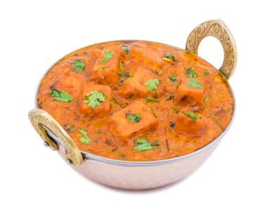 Hint Lezzetli Mutfağı Paneer Tikka Masala, ayrıca Paneer Butter Masala olarak da bilinir, Beyaz Arkaplan 'da izole edilmiş baharatlı bir sosta servis edilen Hint Marinated Paneer Peynir Tabağı.