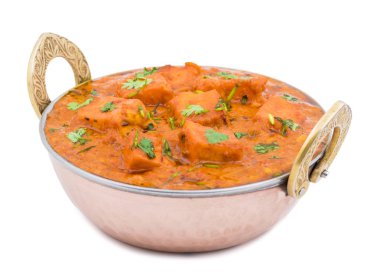 Hint Lezzetli Mutfağı Paneer Tikka Masala, ayrıca Paneer Butter Masala olarak da bilinir, Beyaz Arkaplan 'da izole edilmiş baharatlı bir sosta servis edilen Hint Marinated Paneer Peynir Tabağı.