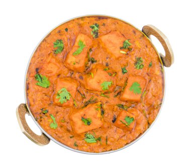 Hint Lezzetli Mutfağı Paneer Tikka Masala, ayrıca Paneer Butter Masala olarak da bilinir, Beyaz Arkaplan 'da izole edilmiş baharatlı bir sosta servis edilen Hint Marinated Paneer Peynir Tabağı.