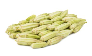 Yeşil bamya sebze yığını veya Bayan parmak, beyaz arka plan üzerinde Bhindi izole